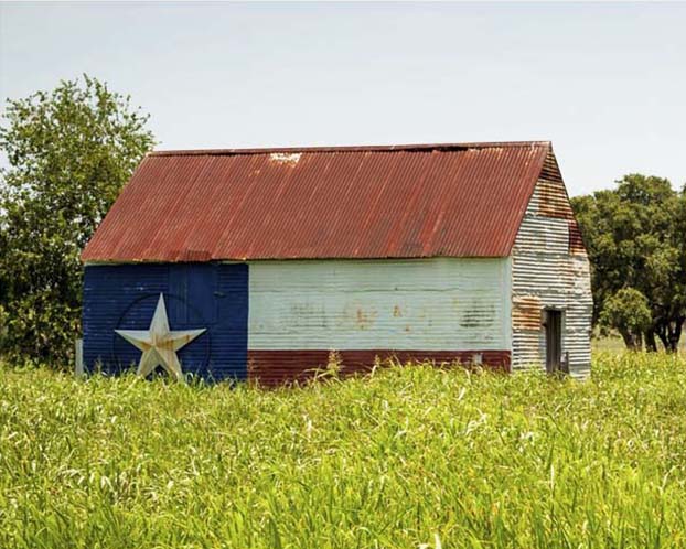 Barn with TX flag painted on the side